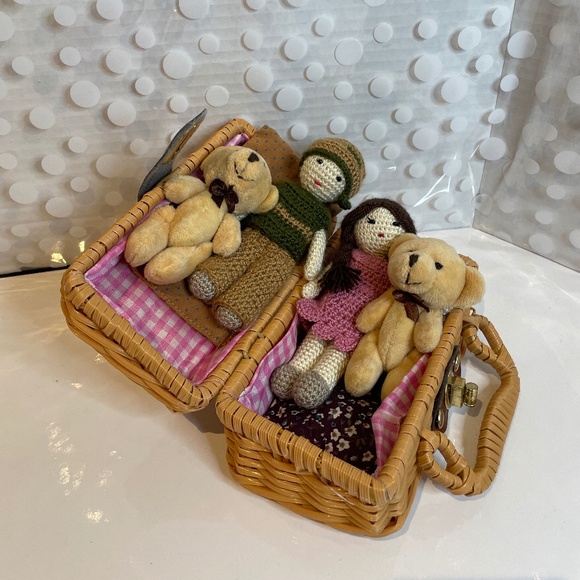 Mini 🧺 Basket with Charming Crochet Dolls - Picture 5 of 15